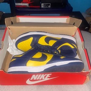 Nike dunk low michigan